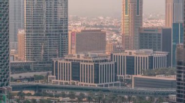 Şehir merkezindeki gökdelenler, metro hattı üstgeçidi ve trafik zaman ayarlı. Dubai, Birleşik Arap Emirlikleri