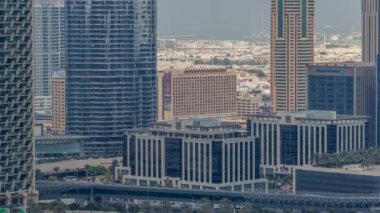 Şehir merkezindeki gökdelenler, metro hattı üstgeçidi ve trafik zaman ayarlı. Dubai, Birleşik Arap Emirlikleri