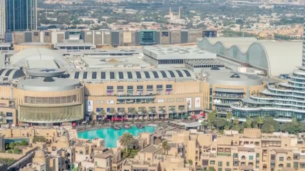 Zewnątrz centrum handlowego z kawiarniami i reastaurants timelapse w Dubaju, Zjednoczone Emiraty Arabskie — Wideo stockowe