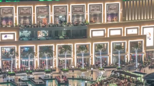Exterior del centro comercial con cafés y reastaurants night timelapse en Dubai, Emiratos Árabes Unidos — Vídeo de stock