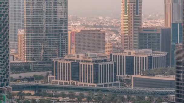 Skyscrapers в центрі міста з перевалом ліній метро і трафіком на дорожній час. Дубай, Об "єднані Арабські Емірати — стокове відео