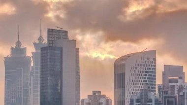 Dubai gökdelenleri iş sahasının üzerinde altın gün batımlı zaman dilimi.