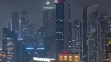 Dubai gökdelenleri iş sahasındaki aydınlatmalı bölge gece zaman çizelgesi.