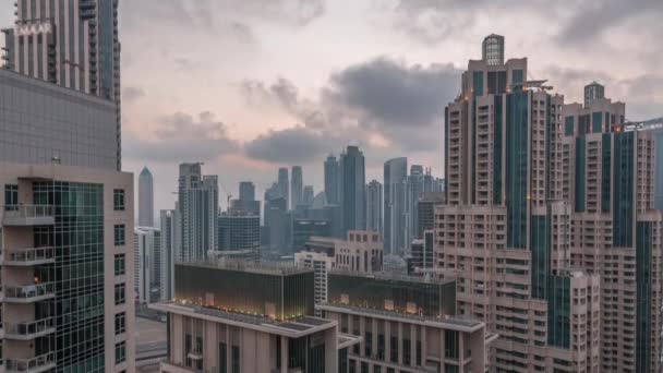 Дубайські хмарочоси з золотим небом над діловою бухтою щодня в нічний час. — стокове відео