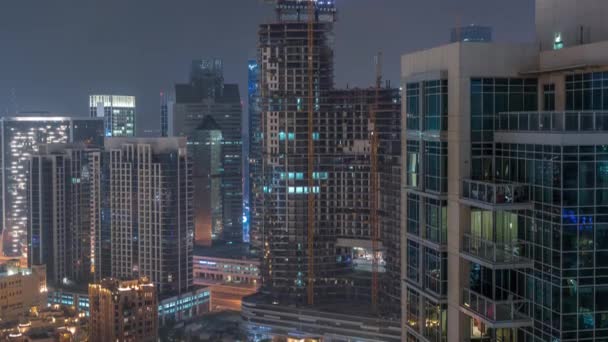 Rascacielos de Dubái con iluminación en el distrito de Business Bay noche timelapse. — Vídeo de stock