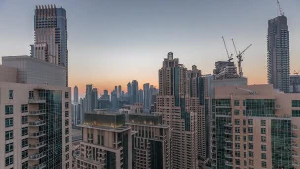 Arranha-céus de Dubai com céu dourado sobre a baía de negócios dia a noite timelapse. — Vídeo de Stock