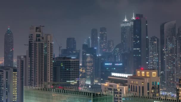 Rascacielos de Dubái con iluminación en el distrito de Business Bay noche timelapse. — Vídeos de Stock