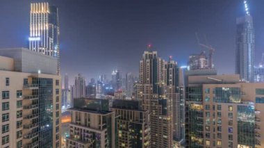 Dubai gökdelenleri tüm gece boyunca business bay bölgesinde aydınlatma ile.