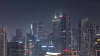 Dubai gökdelenleri tüm gece boyunca business bay bölgesinde aydınlatma ile.