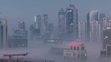 Dubai gökdelenleri, sabah sisi ile gece gündüz iş sahasında..