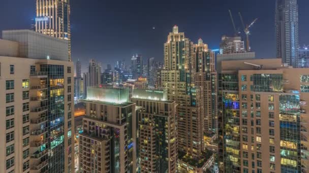 Arranha-céus de Dubai com iluminação em business bay district night timelapse. — Vídeo de Stock