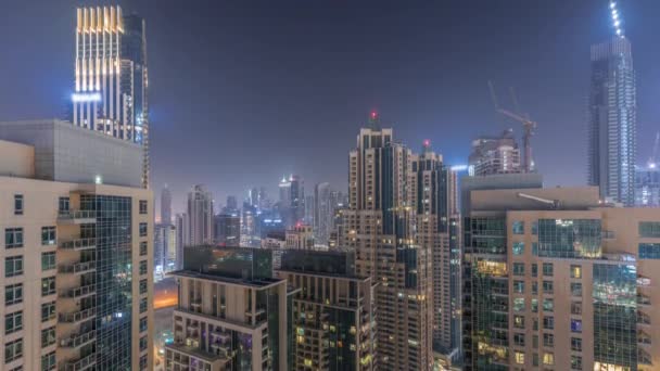 Дубайські хмарочоси з освітленням в діловому районі бухти протягом всієї ночі.. — стокове відео