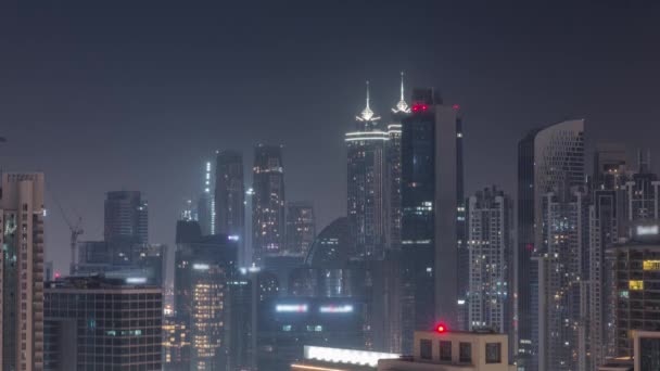 Дубайські хмарочоси з освітленням в діловому районі бухти протягом всієї ночі.. — стокове відео