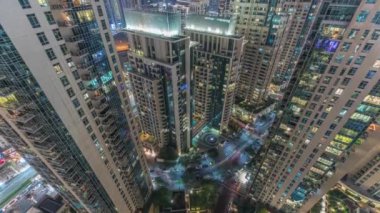 Gökdelenler gökdelenlere bakıyor Dubai şehir merkezinde akşam saatlerinde.