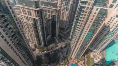 Gökdelenlerin ufuk çizgisi Dubai şehir merkezindeki hava zaman çizelgesine bakıyor.