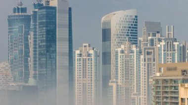 Dubai 'deki gökdelenler, güneş doğarken iş sahasında sisle kaplıydı..