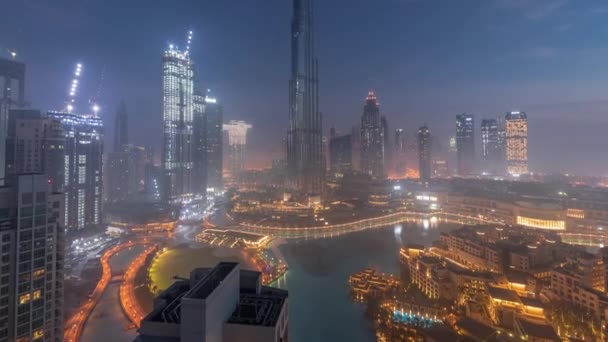 Luftaufnahme der Stadt Dubai am frühen Morgen bei Nebel Nacht zu Tag Zeitraffer. — Stockvideo