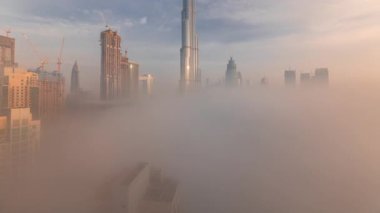Dubai şehrinin hava görüntüsü sabahın erken saatlerinde siste.