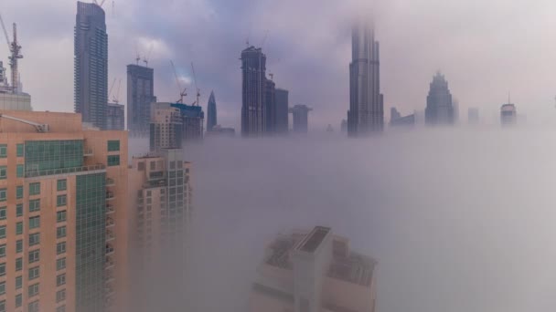 Luchtfoto van Dubai stad vroeg in de ochtend tijdens mist timelapse. — Stockvideo