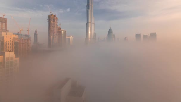 Légi felvétel Dubai város kora reggel a köd ideje alatt. — Stock videók