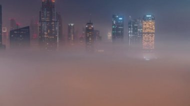 Hava manzaralı sabah sisi Dubai Uluslararası Finans Merkezi bölgesini gece gündüz kapladı
