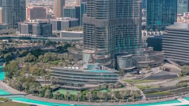 Şehir merkezindeki gökdelenler, metro hattı üstgeçidi ve trafik zaman ayarlı. Dubai, Birleşik Arap Emirlikleri — Stok video