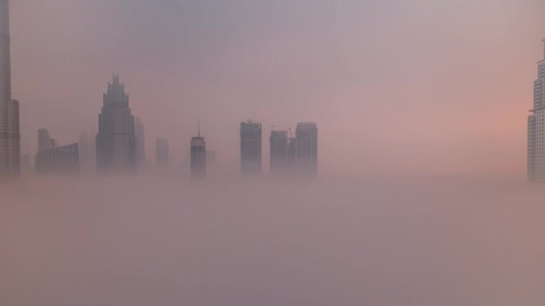 Vista aérea niebla matutina cubierta Dubai International Financial Centre timelapse — Vídeos de Stock