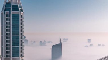 Dubai Havacılık, Al Barsha tepelerinde ve yeşilliklerde sisi gösteriyor.