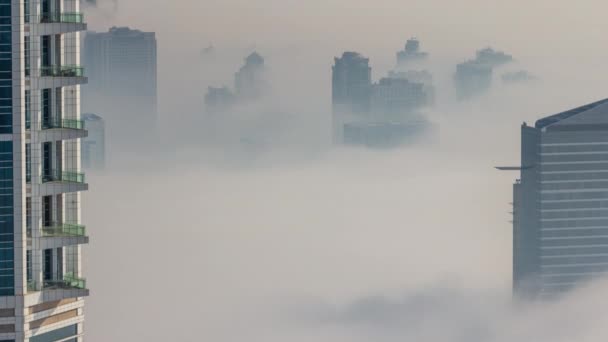 Dubai Vista aérea que muestra niebla sobre las alturas de al barsha y el área verde del distrito timelapse — Vídeo de stock