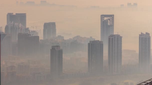 Dubai Vista aérea que muestra niebla sobre las alturas de al barsha y el área verde del distrito timelapse — Vídeos de Stock