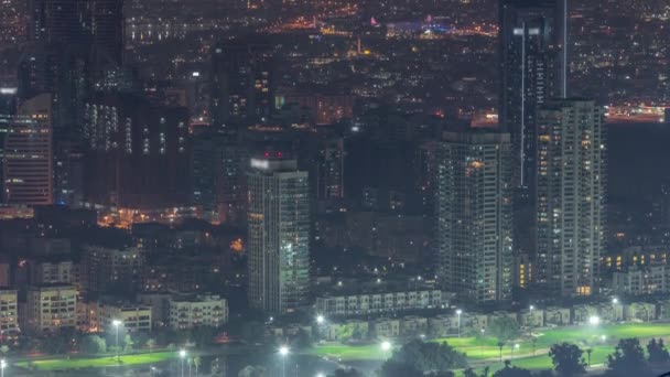 Dubai Luftaufnahme zeigt Greens und al-Barsha Höhen Distrikt Bereich Zeitraffer in der Nacht — Stockvideo