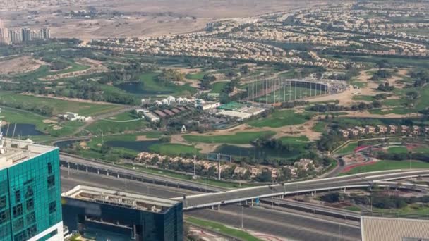 Vue aérienne du terrain de golf avec pelouse verte et lacs, villas et maisons derrière lui timelapse. — Video