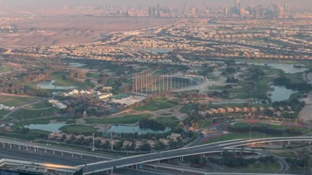 Flygfoto till golfbana med grön gräsmatta och sjöar, villor och hus bakom det timelapse. — Stockvideo