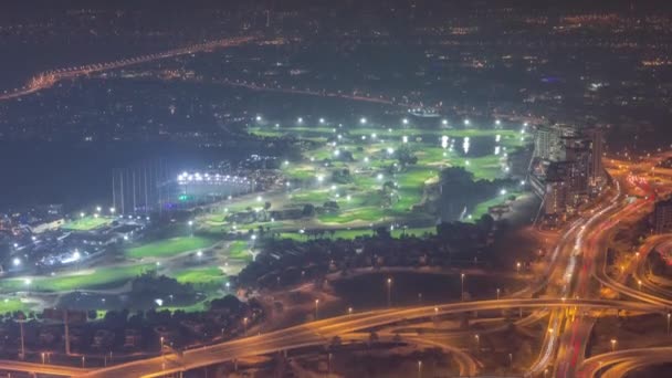 Lucht uitzicht op golfbaan met groen gazon en meren, villa 's en huizen achter het nachtelijk tijdsbestek. — Stockvideo