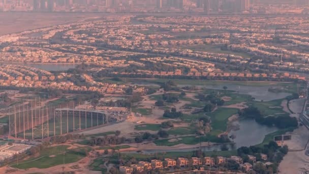 Yeşil çimenli, göllü, villalı ve evlerin olduğu golf sahasına hava manzarası zaman ayarlı.. — Stok video