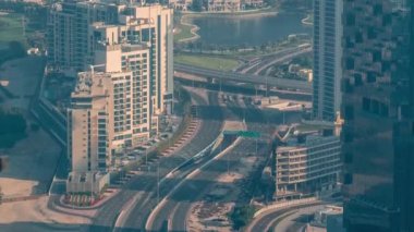 JLT ve Dubai Marina arasındaki kavşakta Şeyh Zayed Yolu hava zaman kavşağı kesişiyor..