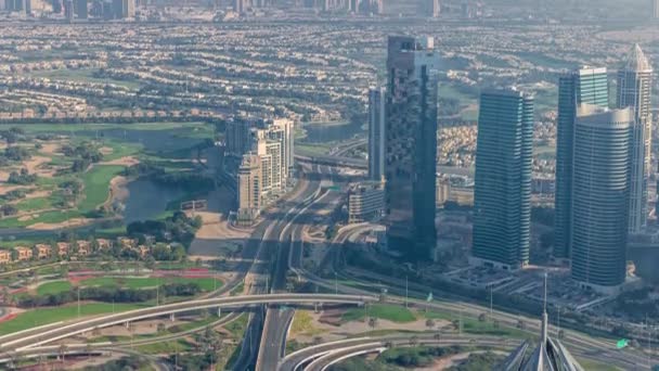 Gran cruce de caminos entre el distrito JLT y el puerto deportivo de Dubái intersecado por Sheikh Zayed Road timelapse aéreo. — Vídeo de stock