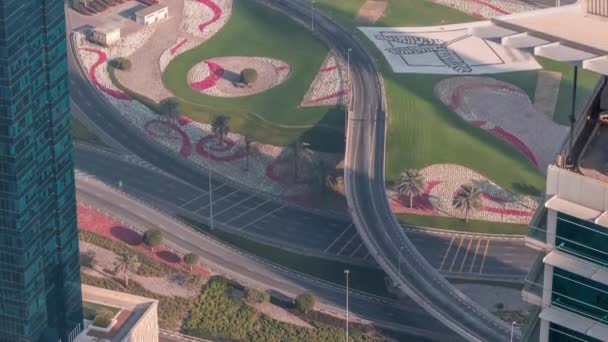 Gran cruce de caminos entre el distrito JLT y el puerto deportivo de Dubái intersecado por Sheikh Zayed Road timelapse aéreo. — Vídeos de Stock