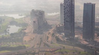 JLT ve Dubai Marina arasındaki kavşakta Şeyh Zayed Yolu hava zaman kavşağı kesişiyor..