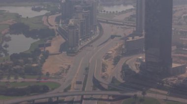 JLT ve Dubai Marina arasındaki kavşak Sheikh Zayed Yolu 'nun kesiştiği yer..