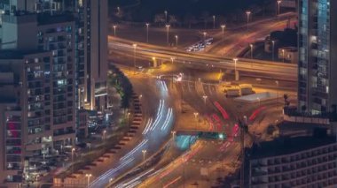 JLT ve Dubai Marina arasındaki kavşak Sheikh Zayed Yolu 'nun kesiştiği yer..