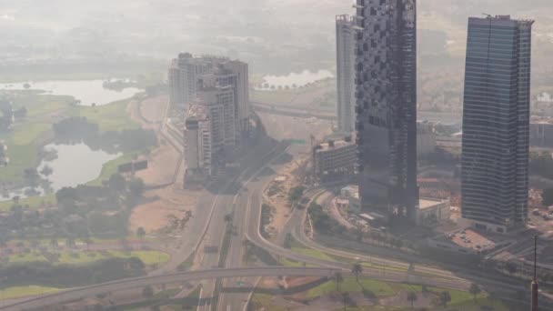 Gran cruce de caminos entre el distrito JLT y el puerto deportivo de Dubái intersecado por Sheikh Zayed Road timelapse aéreo. — Vídeos de Stock