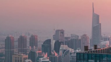 Şeyh Zayed Yolu yakınlarındaki JLT gökdelenleri. Arkalarında konut binaları ve villalar