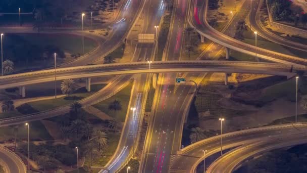 Gran cruce de caminos entre el distrito JLT y el puerto deportivo de Dubai intersecado por Sheikh Zayed Road timelapse noche aérea. — Vídeos de Stock
