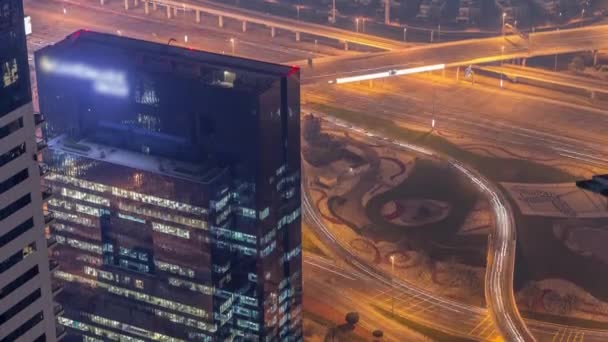 Nagy kereszteződés a JLT körzet és a Dubai Marina között, melyet Sheikh Zayed Road légi éjszakai időintervallum keresztez. — Stock videók