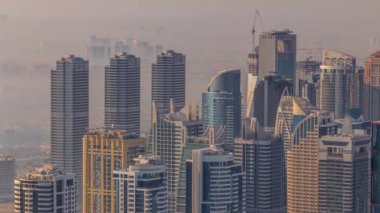 Şeyh Zayed Yolu yakınlarındaki JLT gökdelenleri. Arkalarında konut binaları ve villalar