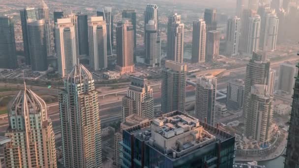 Rascacielos JLT cerca de Sheikh Zayed Road timelapse aéreo. Edificios residenciales y villas detrás — Vídeos de Stock