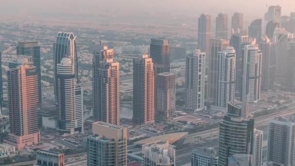 Drapacze chmur JLT niedaleko Sheikh Zayed Road. Budynki mieszkalne i wille za budynkiem — Wideo stockowe