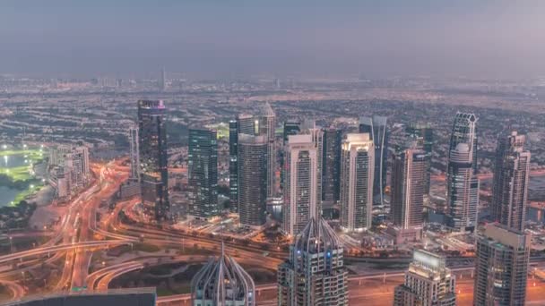 JLT och Dubai Marina skyskrapor nära Sheikh Zayed Road antenn dag till natt timelapse. Bostadsbyggnader — Stockvideo