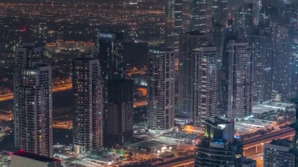Rascacielos JLT cerca de Sheikh Zayed Road timelapse noche aérea. Edificios residenciales — Vídeos de Stock